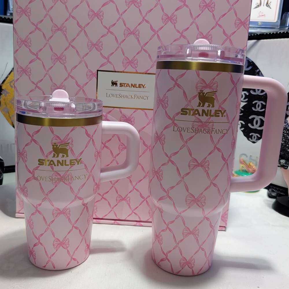 L.E. Stanley 1913 X LoveShackFancy Pink Bow Holiday Quencher Protour Boxed Set
